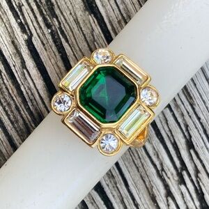 Avon Vintage 1994 Bold Treasure Emerald Green Clear Baguette Ring sz9